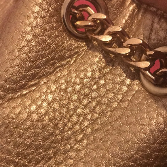 Small gold shoulder bag with gold chain - Picture 2 of 4